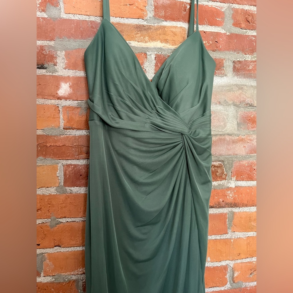 AZAZIE bridesmaid dress
Size A10 Eucalyptus Color